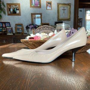 Steven pointy toed  kitten heals